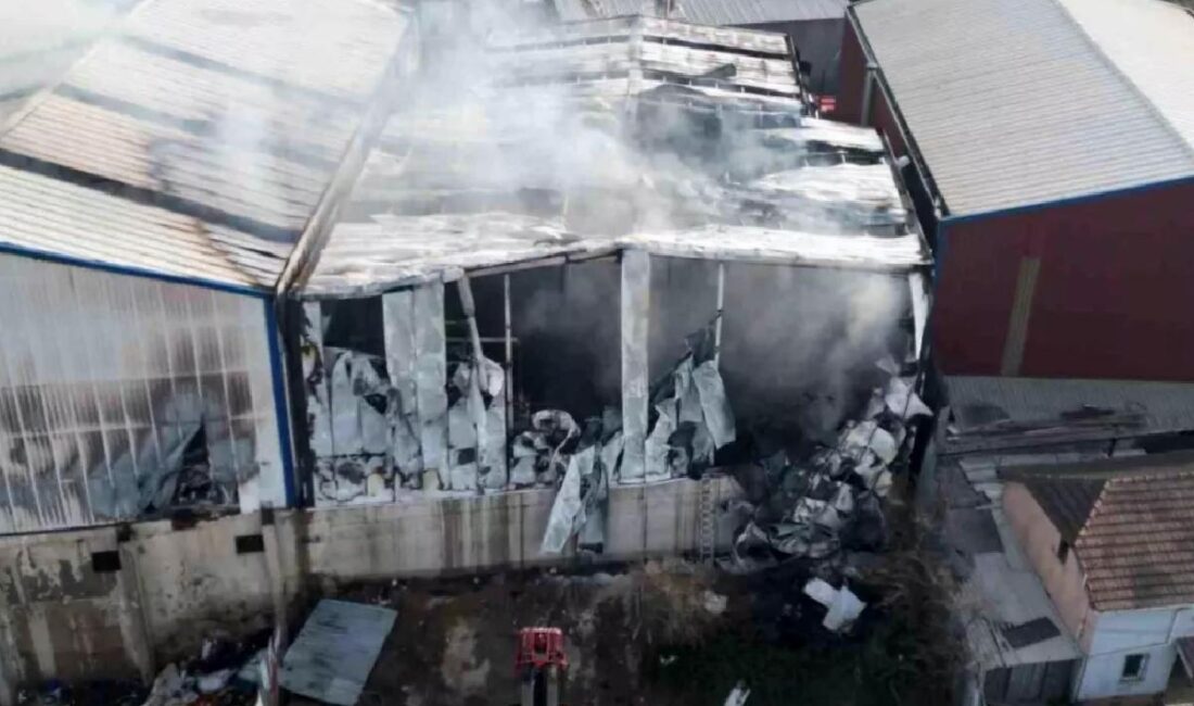 Kocaeli'nin Gebze ilçesinde bir boya imalathanesinde çıkan yangın, sunta imalathanesine