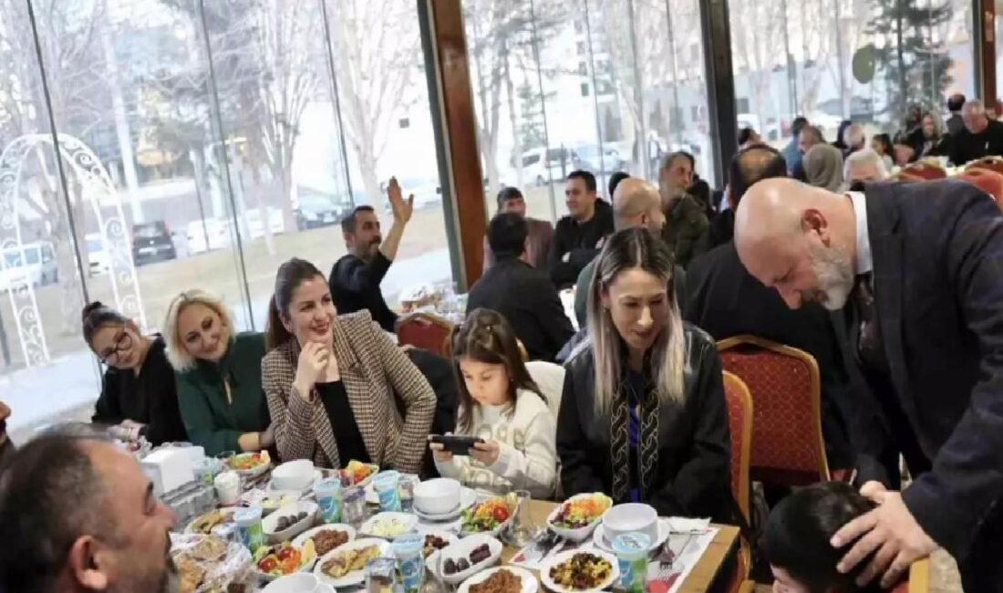 Kocasinan Belediye Başkanı Ahmet Çolakbayrakdar, mahalle muhtarları ve aileleriyle bir