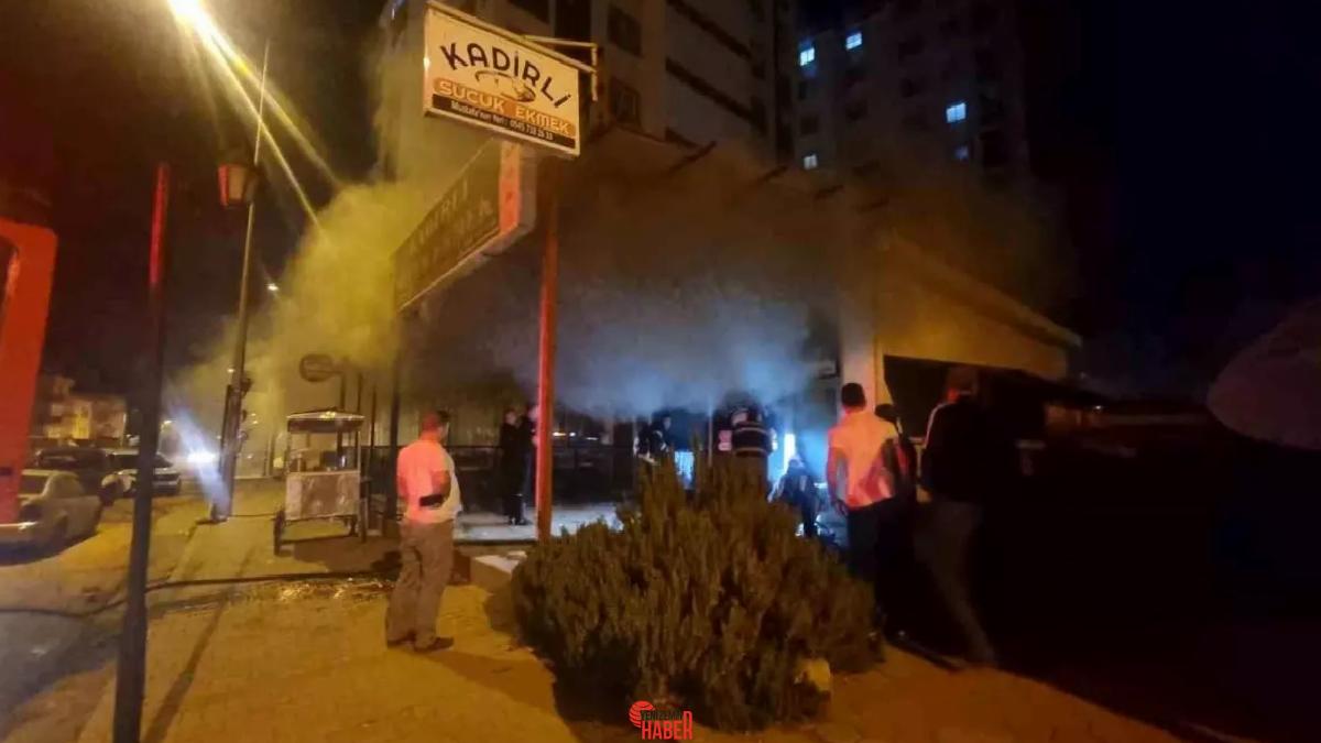 Adana'nın Kozan ilçesinde bir sucuk ekmek dükkanında çıkan yangın, iş