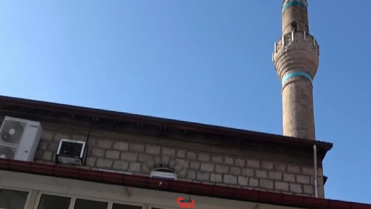 Tavşanlı ilçesinde 1951 yılında inşa edilen caminin kıblesinde 30 derecelik