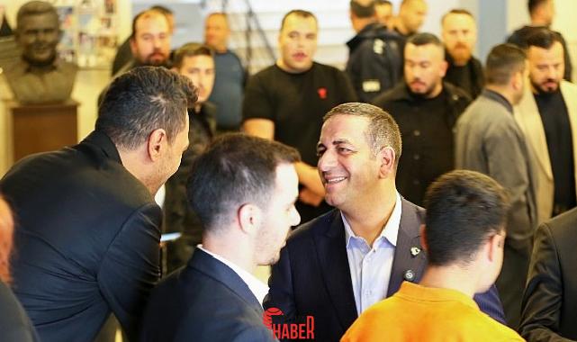 Narlıdere Belediye Başkanı Erman Uzun, belediye çalışanının Ramazan Bayramı’nı kutladı.