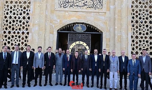 Antalya Büyükşehir Belediye Başkanı Muhittin Böcek, bayram namazını Akdeniz Üniversitesi