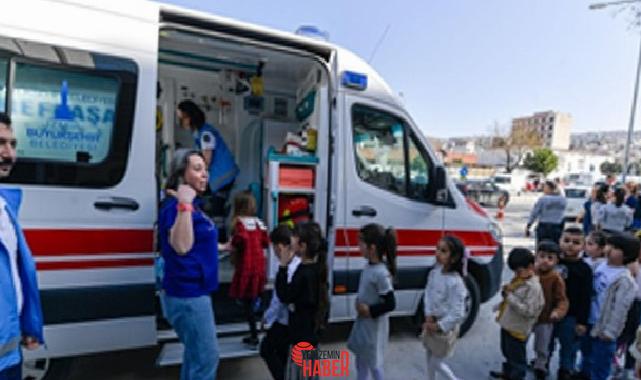 14 Mart Tıp Bayramı nedeniyle Eşrefpaşa Hastanesi’ni ziyaret ederek tabipler