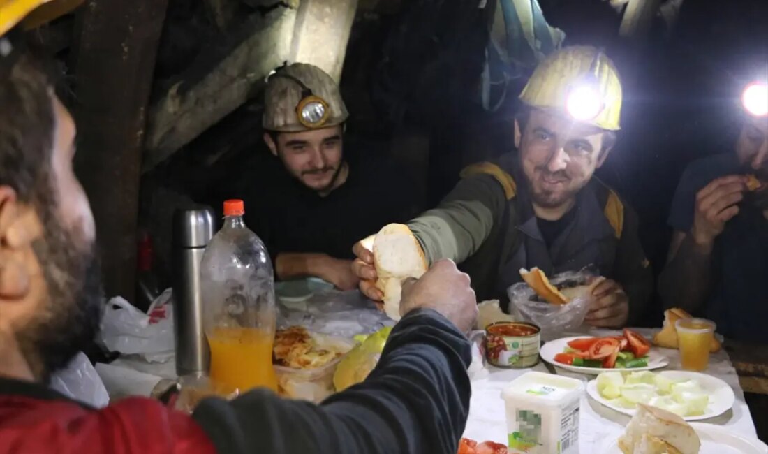 Zonguldak'ta kömür ocaklarında çalışan maden emekçileri yerin 200 metre altında