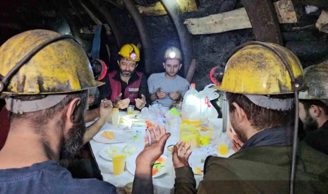 Zonguldak'taki işçiler, Ramazan'ın birinci sahurunu 200 metre derinlikte, dostlarıyla yaptı.