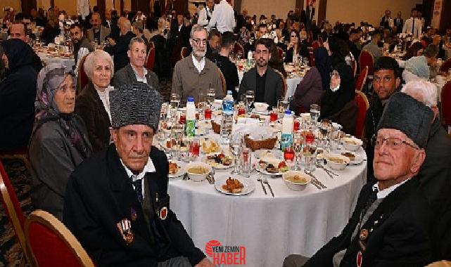 Manisa’nın dört bir yanında kurduğu iftar sofralarıyla on binlerce insanı