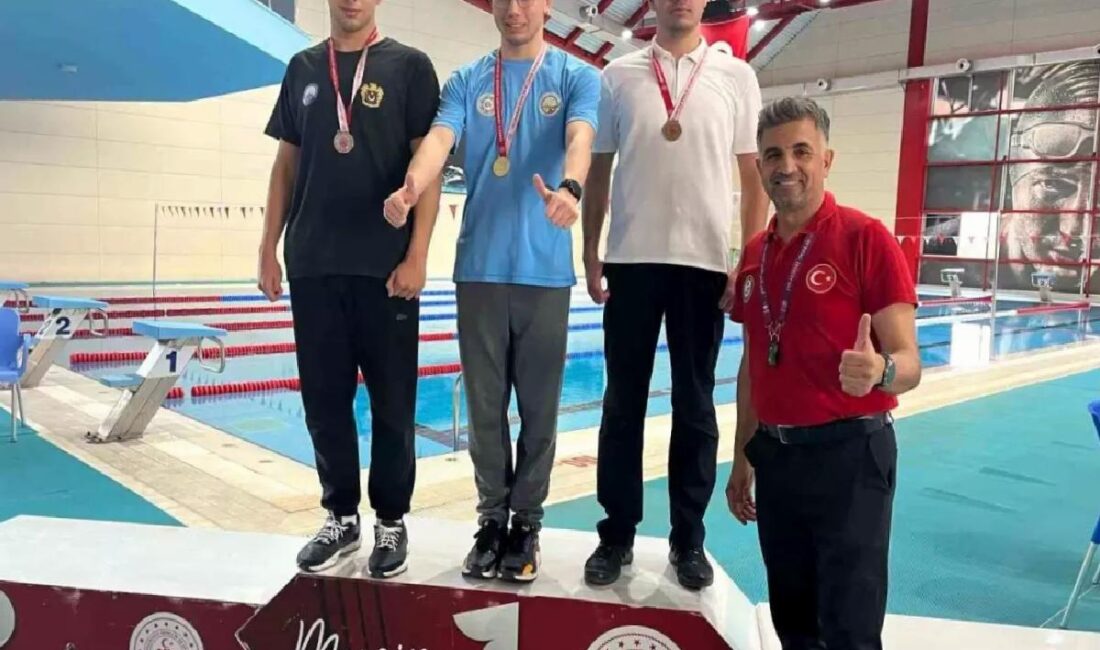 Manisa'lı özel sporcular, Mersin'de düzenlenen yüzme müsabakasında 13 madalya kazandı.