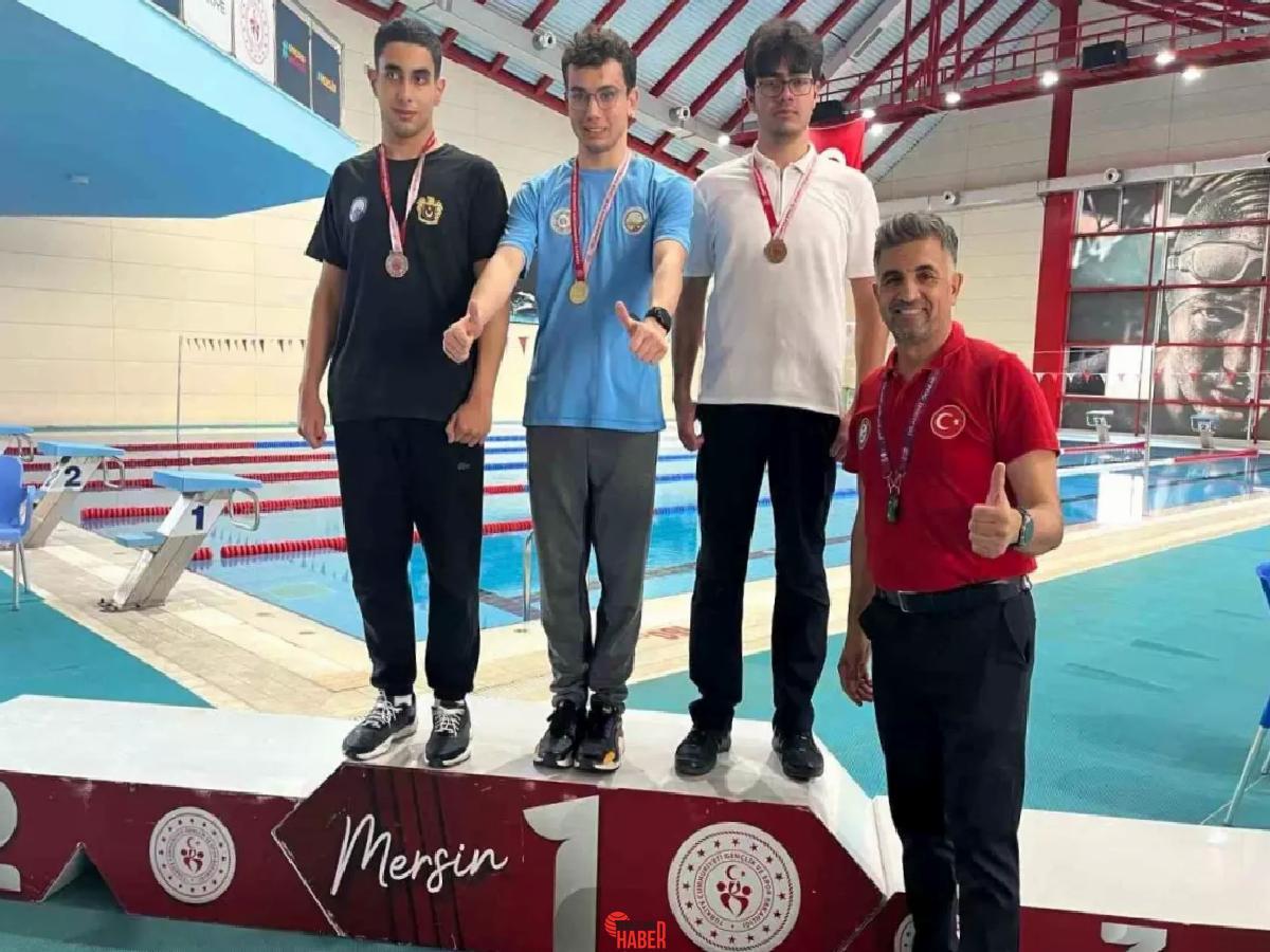 Manisa'lı özel sporcular, Mersin'de düzenlenen yüzme müsabakasında 13 madalya kazandı.