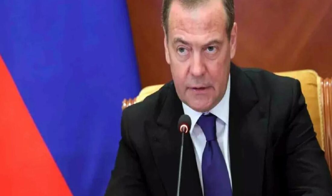 Dmitry Medvedev, Macron'un Rusya'yı tehdit olarak nitelemesine sert karşılık verdi.
