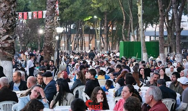 Menemen Belediyesi'nin, Kadir Gecesi'nde klasik hale getirdiği Kent Parkı iftarı,