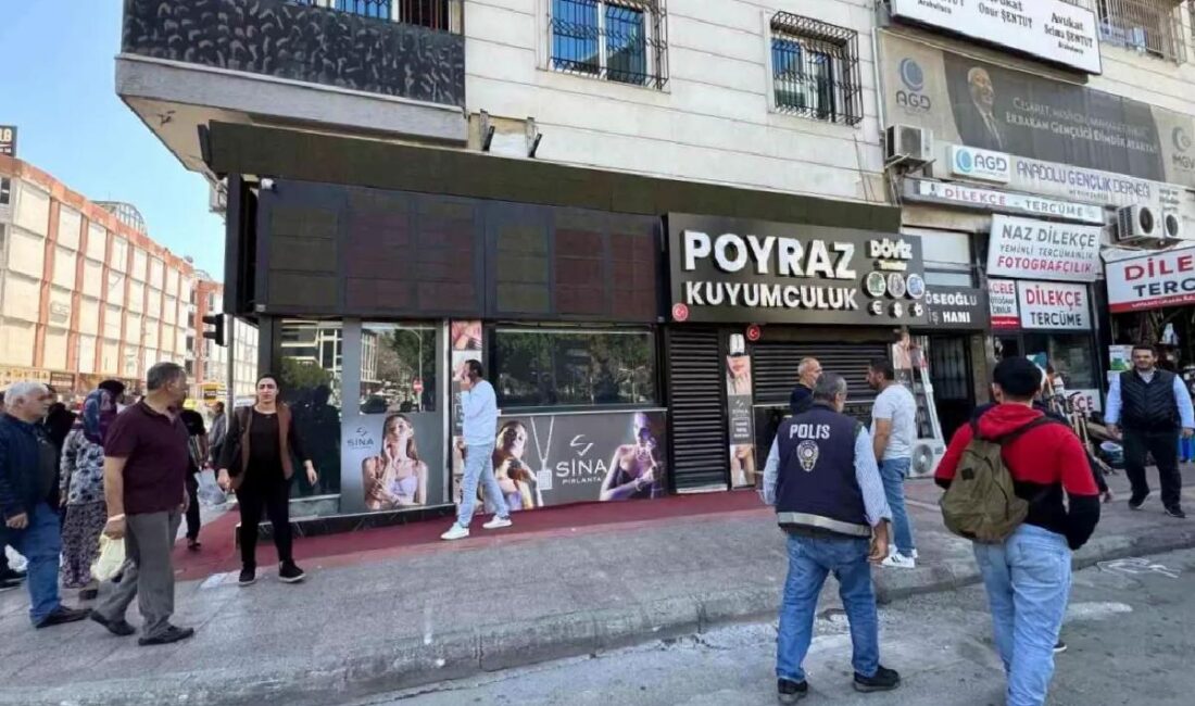 Mersin'de kuyumcunun müşterilerini dolandırdığı argümanıyla vatandaşlar şikayette bulundu.