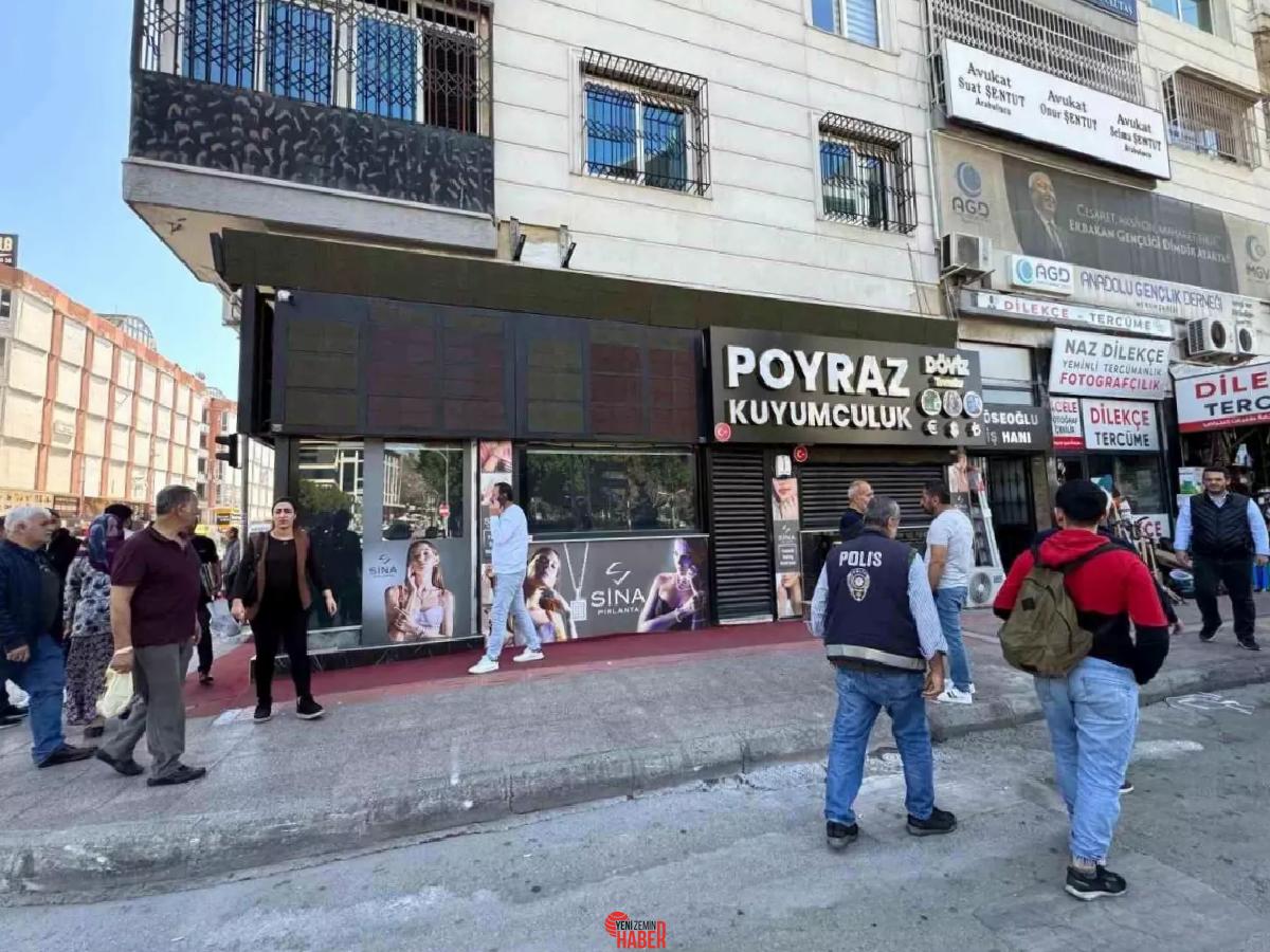 Mersin'de kuyumcunun müşterilerini dolandırdığı argümanıyla vatandaşlar şikayette bulundu.