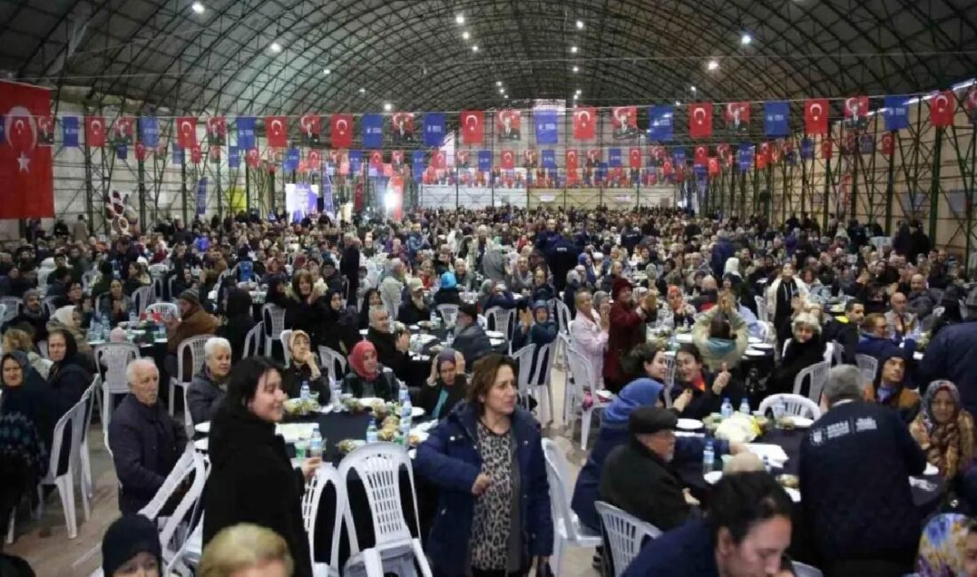 Bursa Büyükşehir Belediyesi'nin düzenlediği iftar programında 2500 kişi bir araya