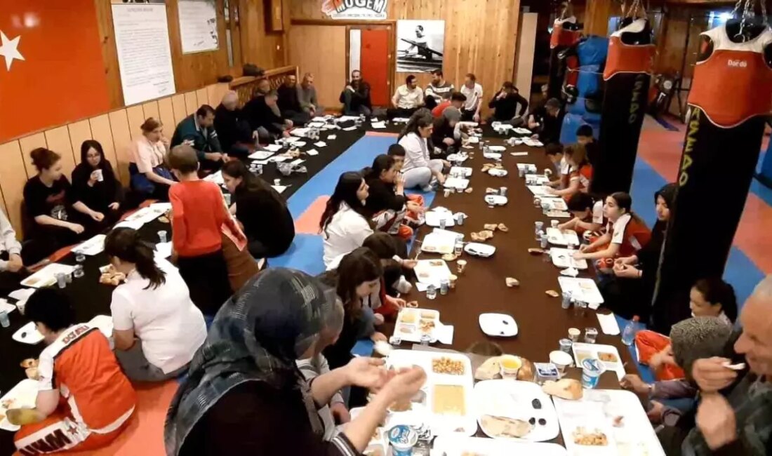 Mudurnu'da kick boks atletleri, idman sonrası aileleriyle birlikte iftar yaptı.