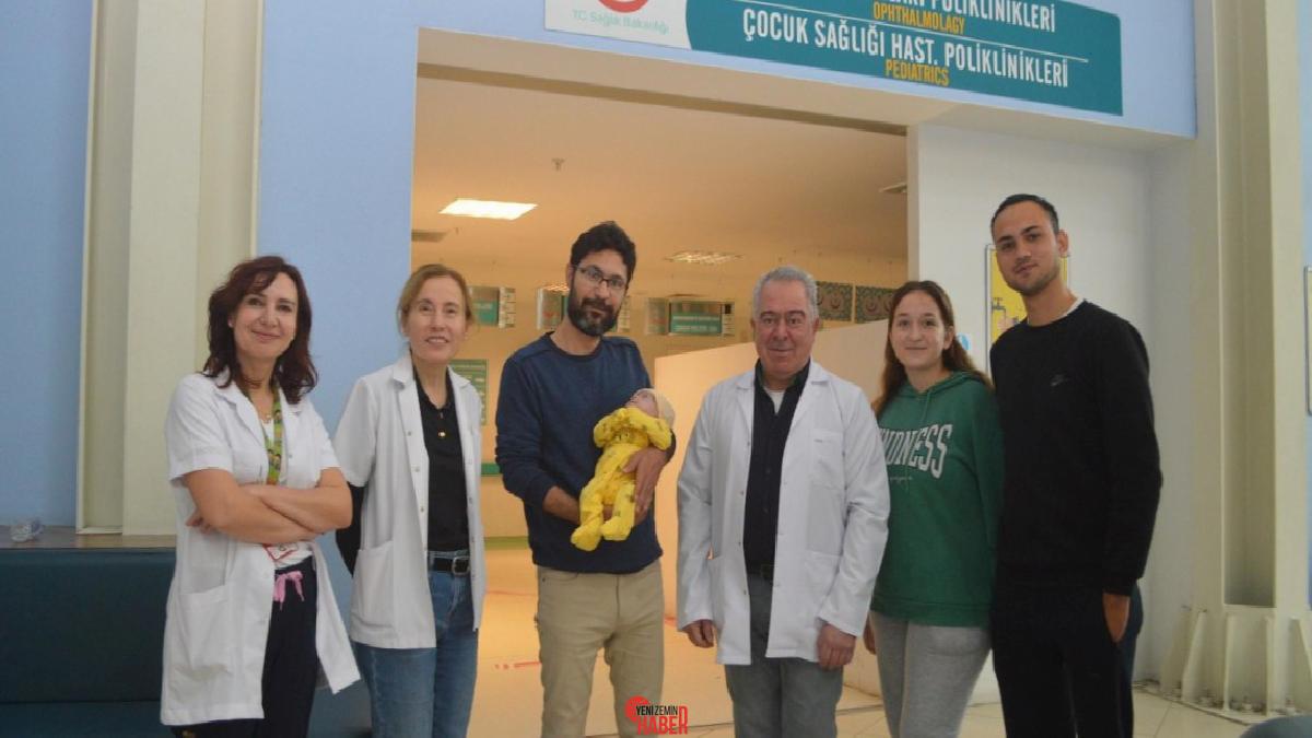 Mide ve bağırsakları bedeninin dışında doğan Atlas bebek, kademli ameliyatlar