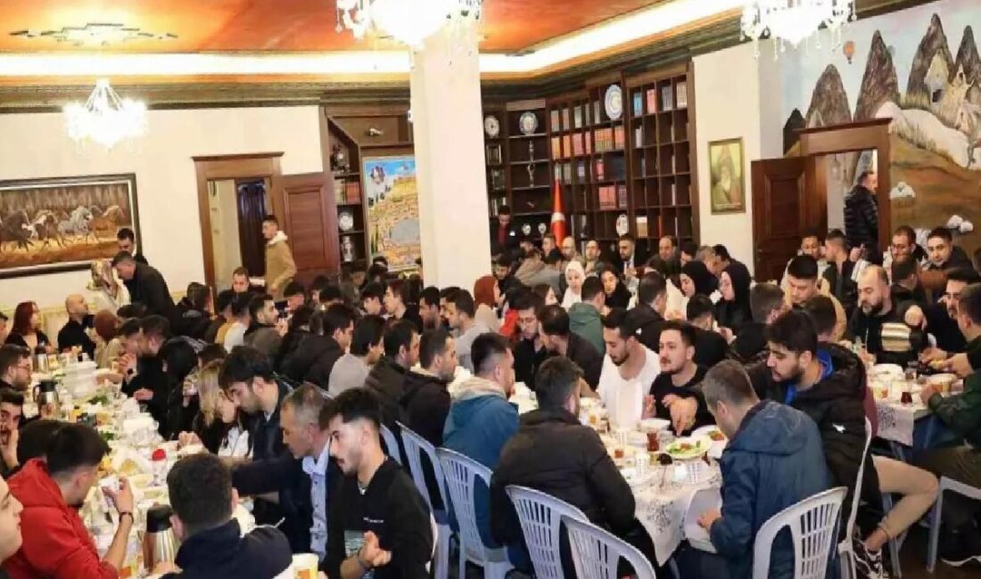 Nevşehir Belediye Başkanı Rasim Arı, 200 üniversite öğrencisiyle birlikte başkanlık