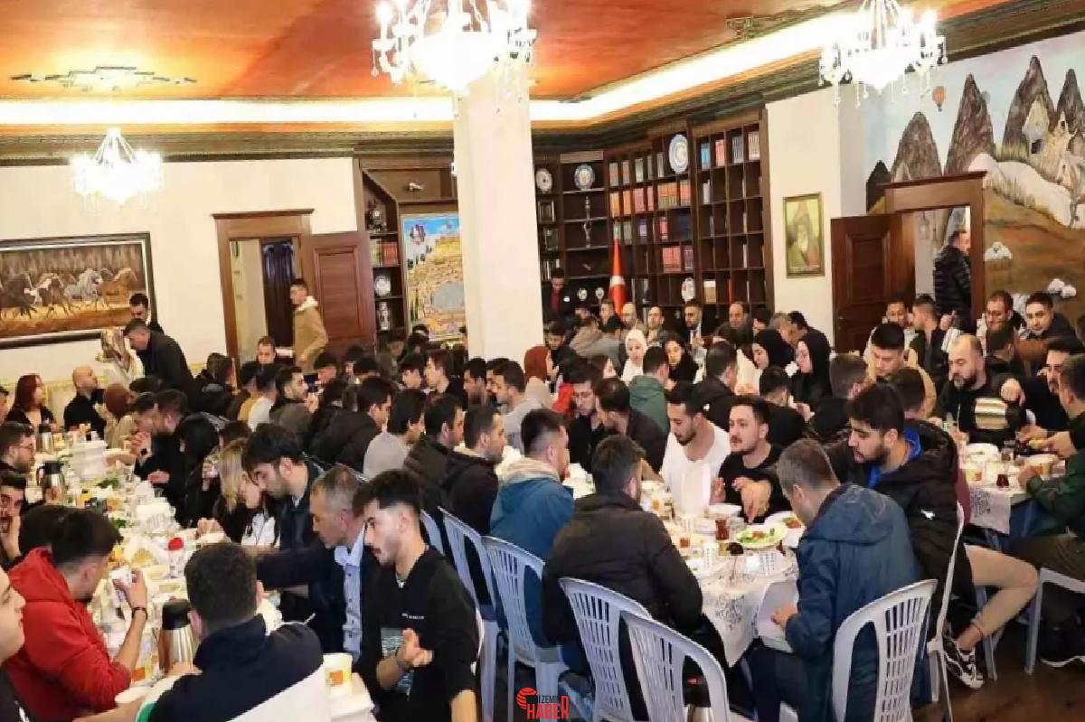 Nevşehir Belediye Başkanı Rasim Arı, 200 üniversite öğrencisiyle birlikte başkanlık