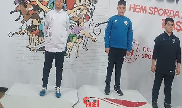 Nevşehir Belediyesi SK atleti Muhammed Ziya İzidoğru, özgür güreş küme