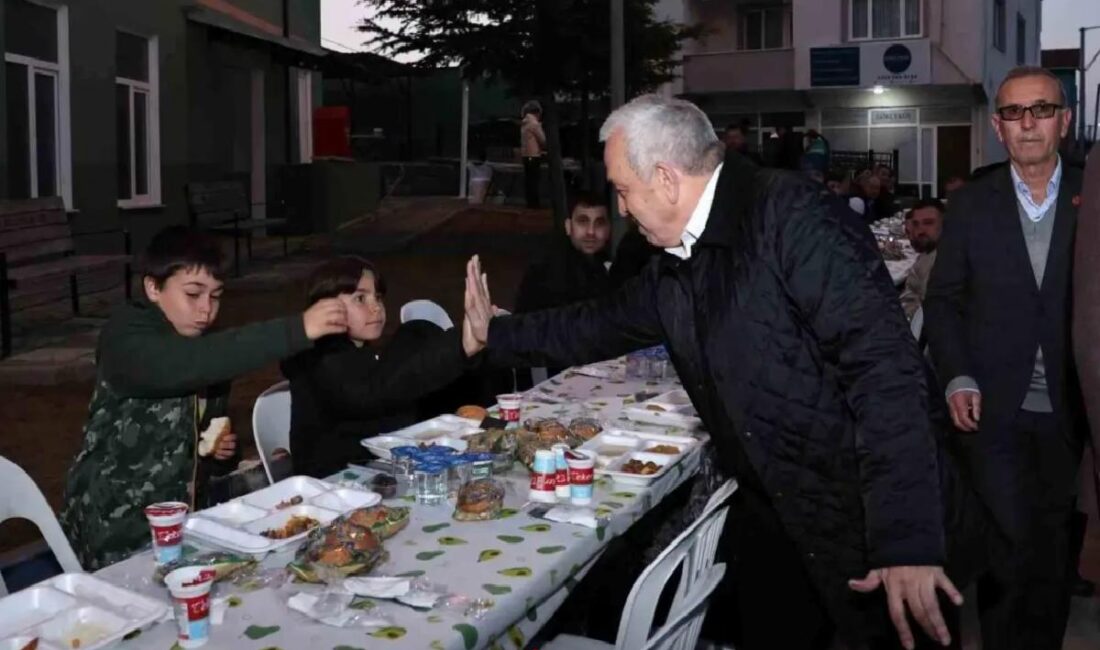 Nilüfer Belediye Başkanı Şadi Özdemir, Gökçe Mahallesi'nde düzenlenen iftar yemeğinde