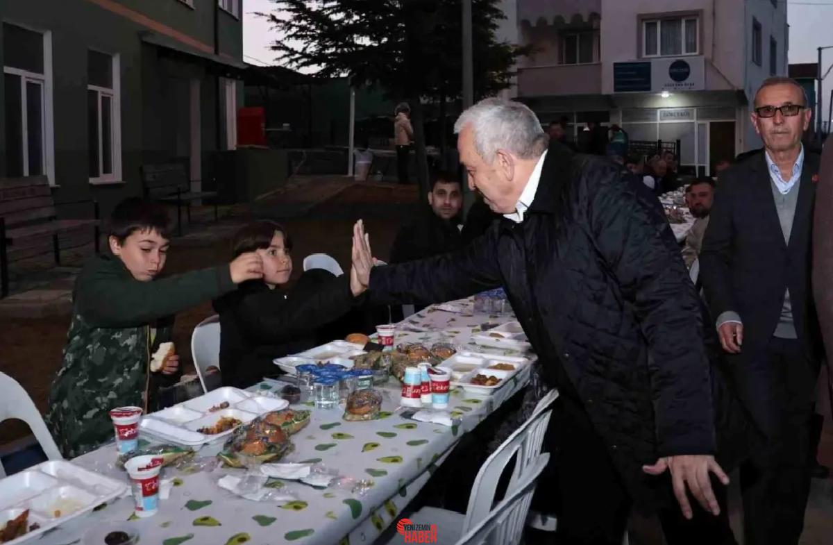 Nilüfer Belediye Başkanı Şadi Özdemir, Gökçe Mahallesi'nde düzenlenen iftar yemeğinde