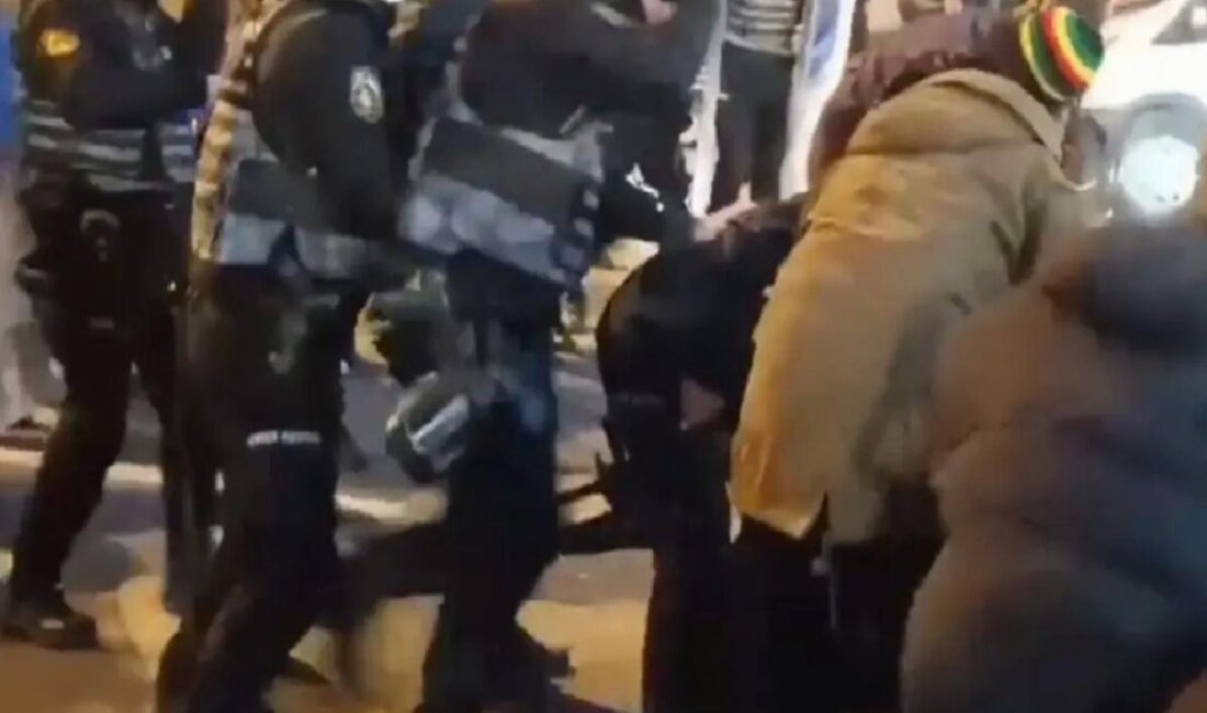 ODTÜ öğrencileri, İBB Başkanı Ekrem İmamoğlu'nun gözaltına alınmasını protesto etti.