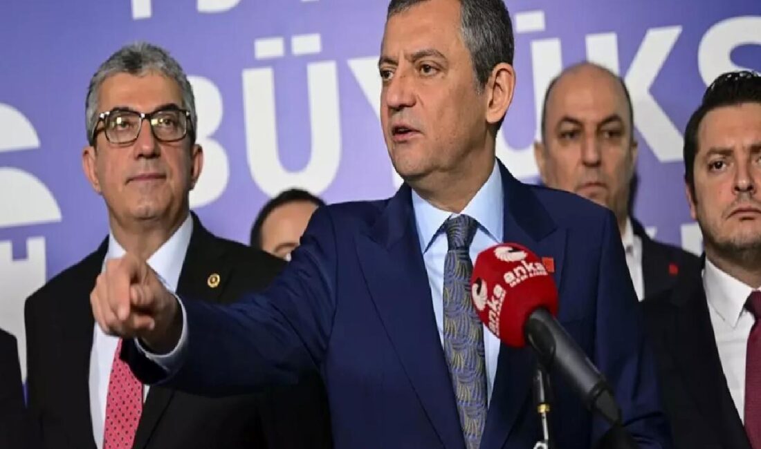 CHP Genel Başkanı Özgür Özel, "Bana göre paçavra olan bayraklar