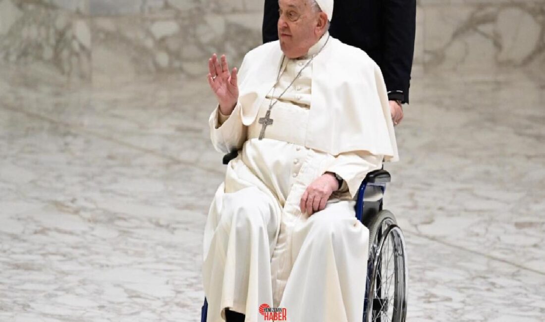 Katoliklerin ruhani lideri Papa Francis, tedavi gördüğü hastaneden birinci defa