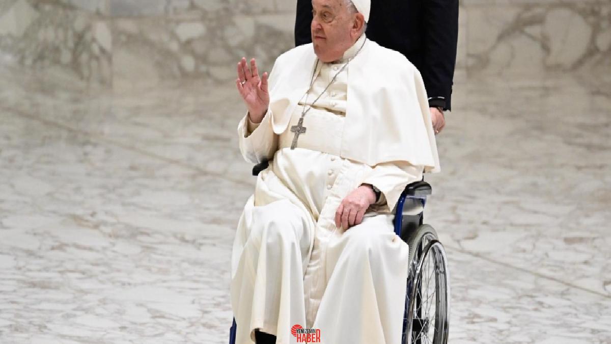 Katoliklerin ruhani lideri Papa Francis, tedavi gördüğü hastaneden birinci defa