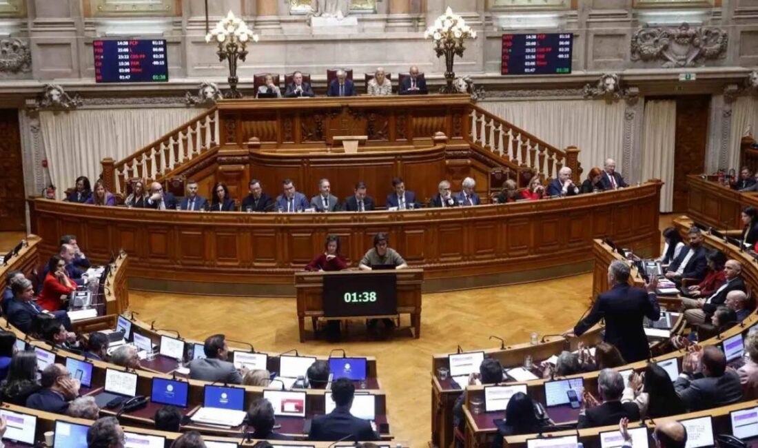 Başbakan Montenegro'nun azınlık hükümeti güvenoyu alamayarak düştü, halk üçüncü kere