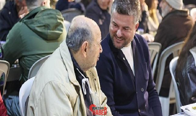 Bucalılar, oruçlarını Buca Belediyesi'nin kurduğu  iftar çadırında dualar eşliğinde açtı.
