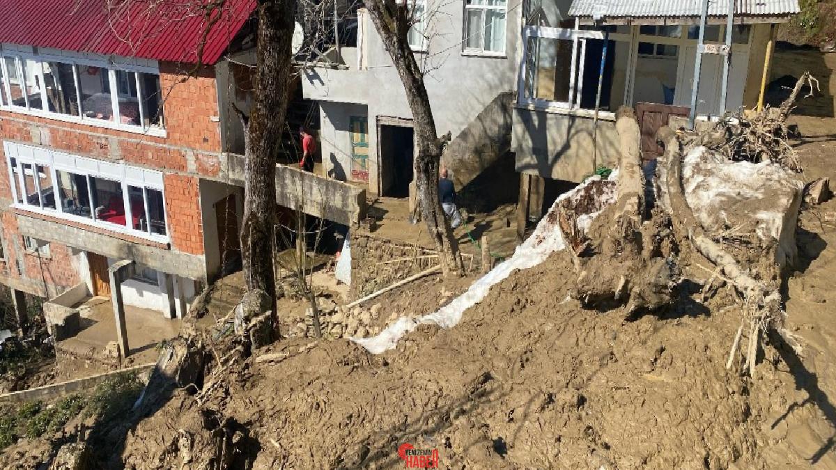 Ardeşen ilçesine bağlı Aşağı Durak köyünde yaşanan heyelan nedeniyle tahliye