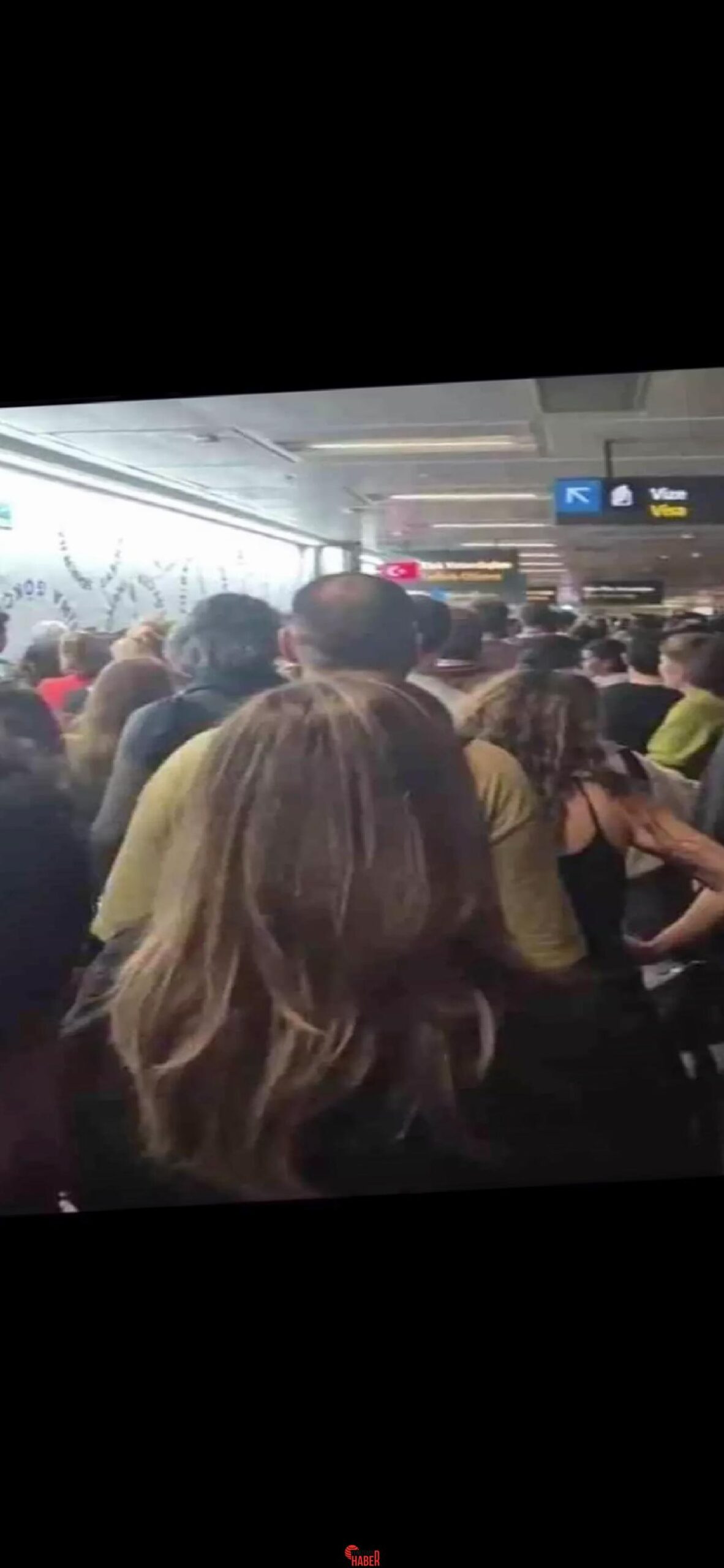 Pasaport denetimi POLNET sistemindeki arıza nedeniyle kesintiye uğradı, sorun çözüldü.