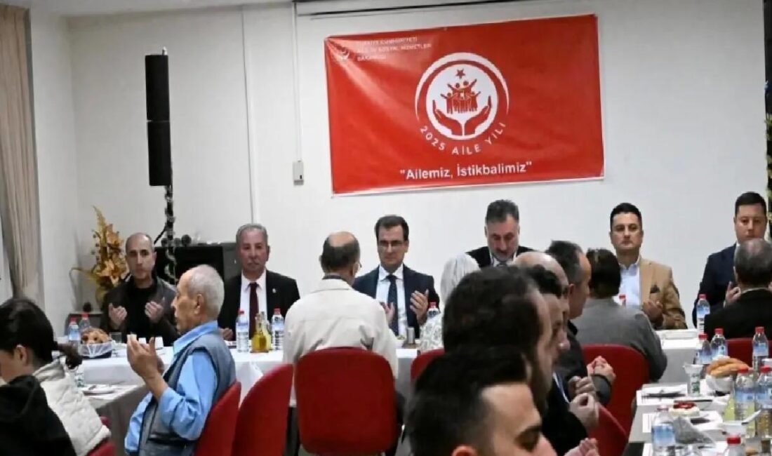 Manisa'nın Salihli ilçesinde, 'Yaşlılara Hürmet Haftası' kapsamında huzurevi sakinleriyle yapılan