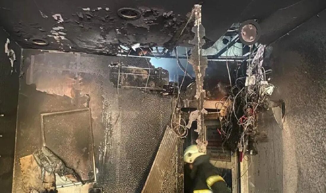 Hatay'ın Samandağ ilçesindeki telefoncuda çıkan yangın, itfaiyenin müdahalesiyle söndürüldü.