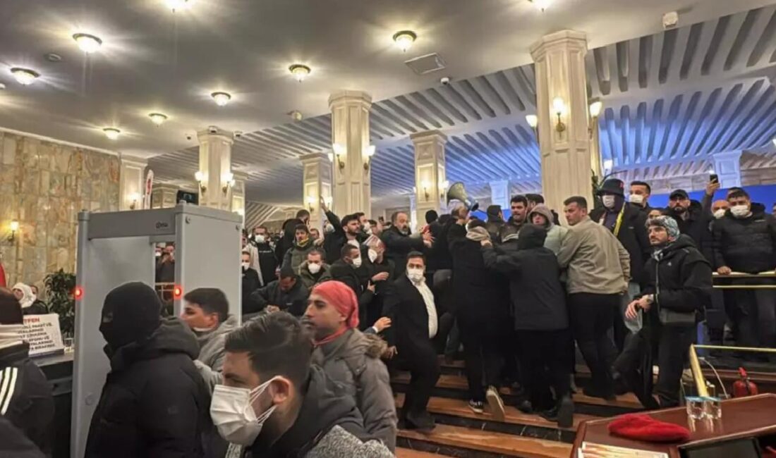 İBB'ye yönelik operasyonların ardından başlayan protestolarda Saraçhane'de gergin anlar yaşandı.