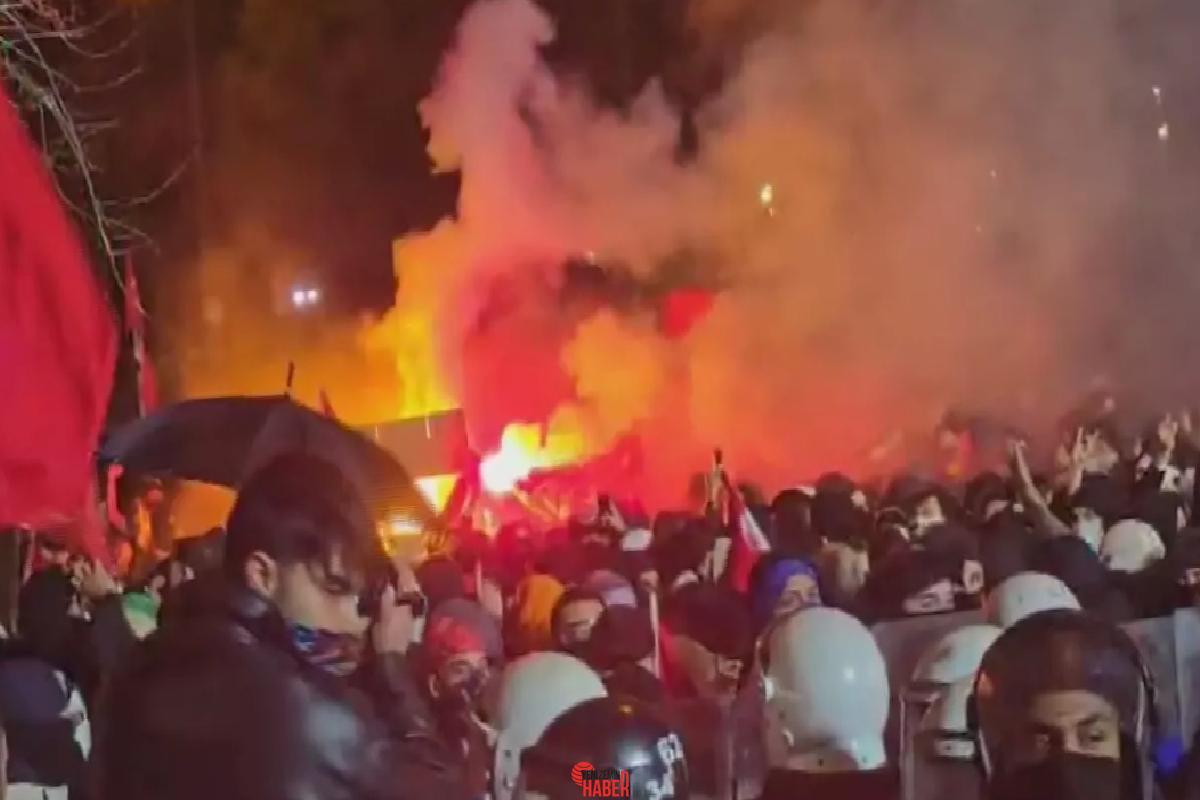 Saraçhane'de Ekrem İmamoğlu'nun tutuklanmasını protesto etmek emeliyle müsaadesiz şov düzenleyen