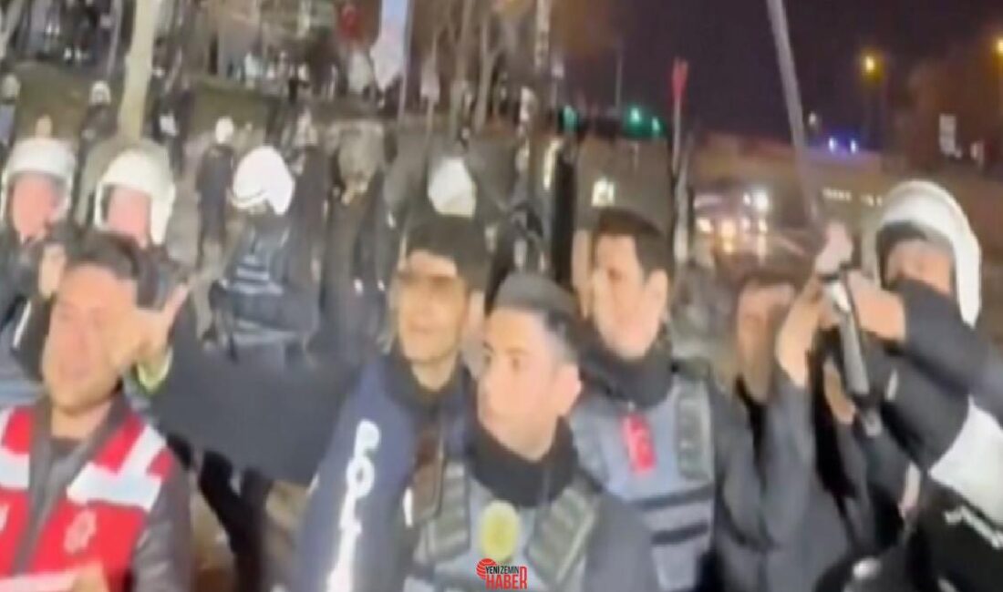 Saraçhane'de kendilerine saldıran maskeli kümelere karşı sabır ve sakinlikle davranan