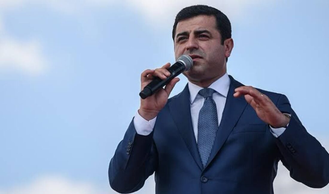 Cezaevinde tutuklu bulunan Selahattin Demirtaş, Öcalan'ın çağrısına destek vereceğini açıklayarak,