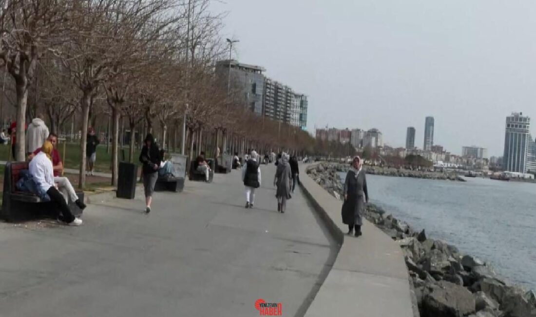 İstanbul'da sıcaklıkların mevsim normallerinin üzerine çıkmasıyla kıyılar akın eden birtakım