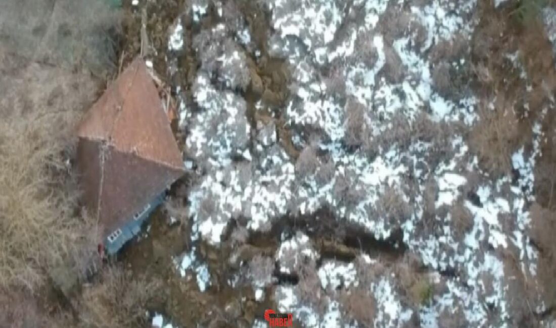 Türkeli ilçesinde gerçekleşen heyelanda dev toprak kütlesi 3 konut ve