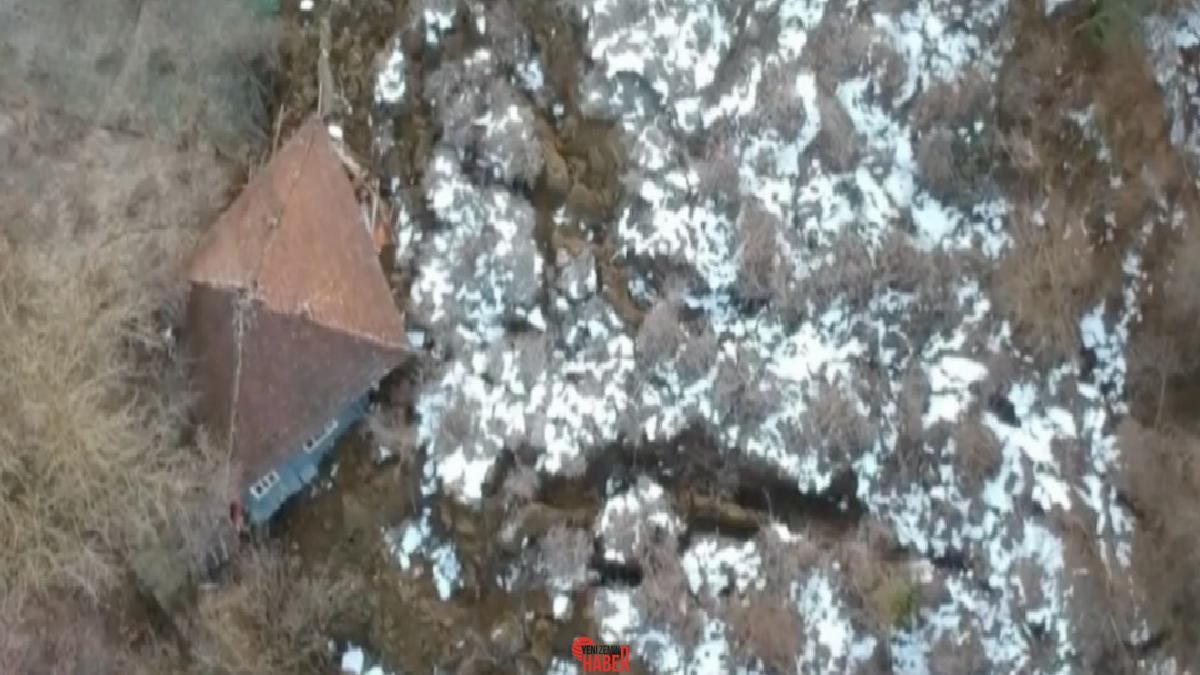 Türkeli ilçesinde gerçekleşen heyelanda dev toprak kütlesi 3 konut ve