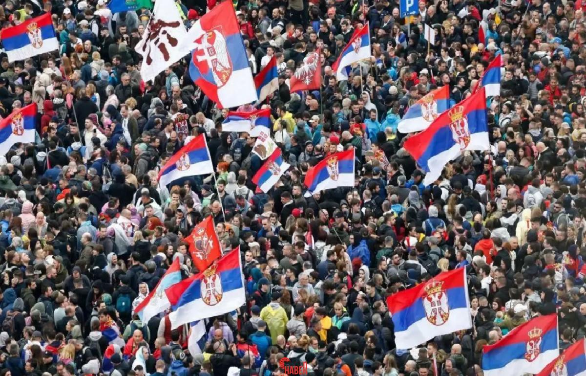 Sırbistan'daki hükümet aksisi protestoda yüksek bir ses paniğe yol açtı,