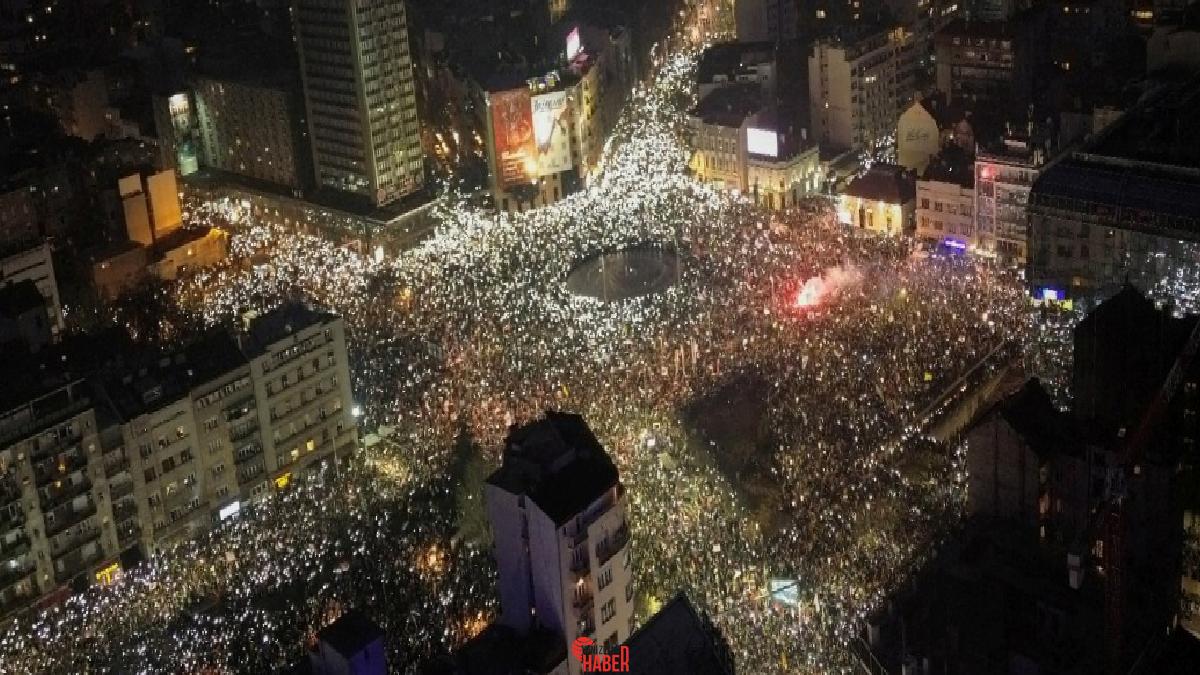 Sırbistan’da binlerce kişi geçtiğimiz yıl kasım ayında Novi Sad kentindeki