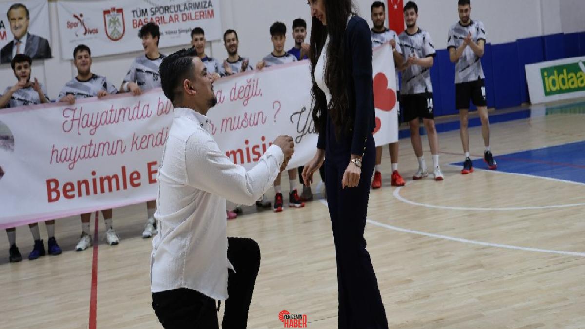 Türkiye Hentbol Erkekler 1. Ligi'nde oynanan müsabaka, unutulmaz bir evlilik