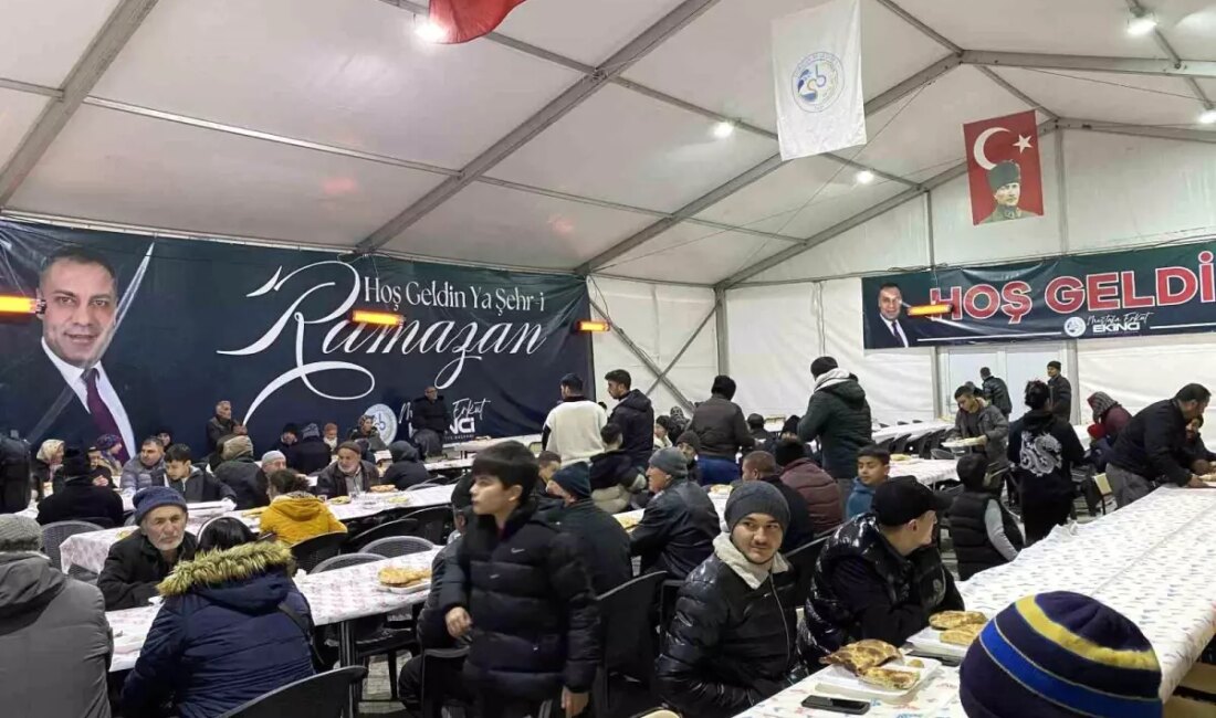 Sorgun Belediyesi, Şakir Efendi Meydanı'nda düzenlenen iftar çadırında vatandaşlarla birlikte