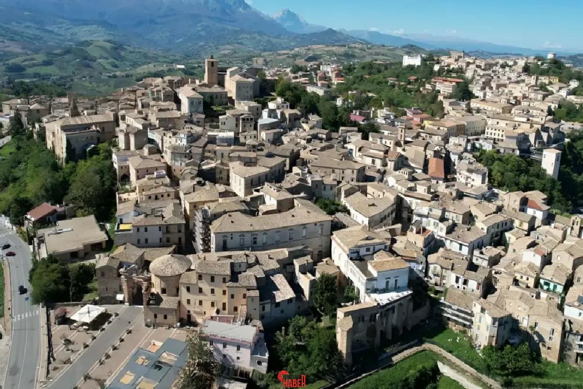 İtalya'nın Abruzzo bölgesindeki Penne kasabası, terk edilmiş tarihi evleri restore