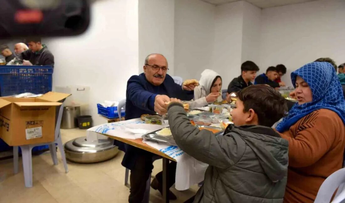 Taşköprü Belediye Başkanı Hüseyin Arslan, hayırseverlerin katkılarıyla kurulan iftar sofrasında