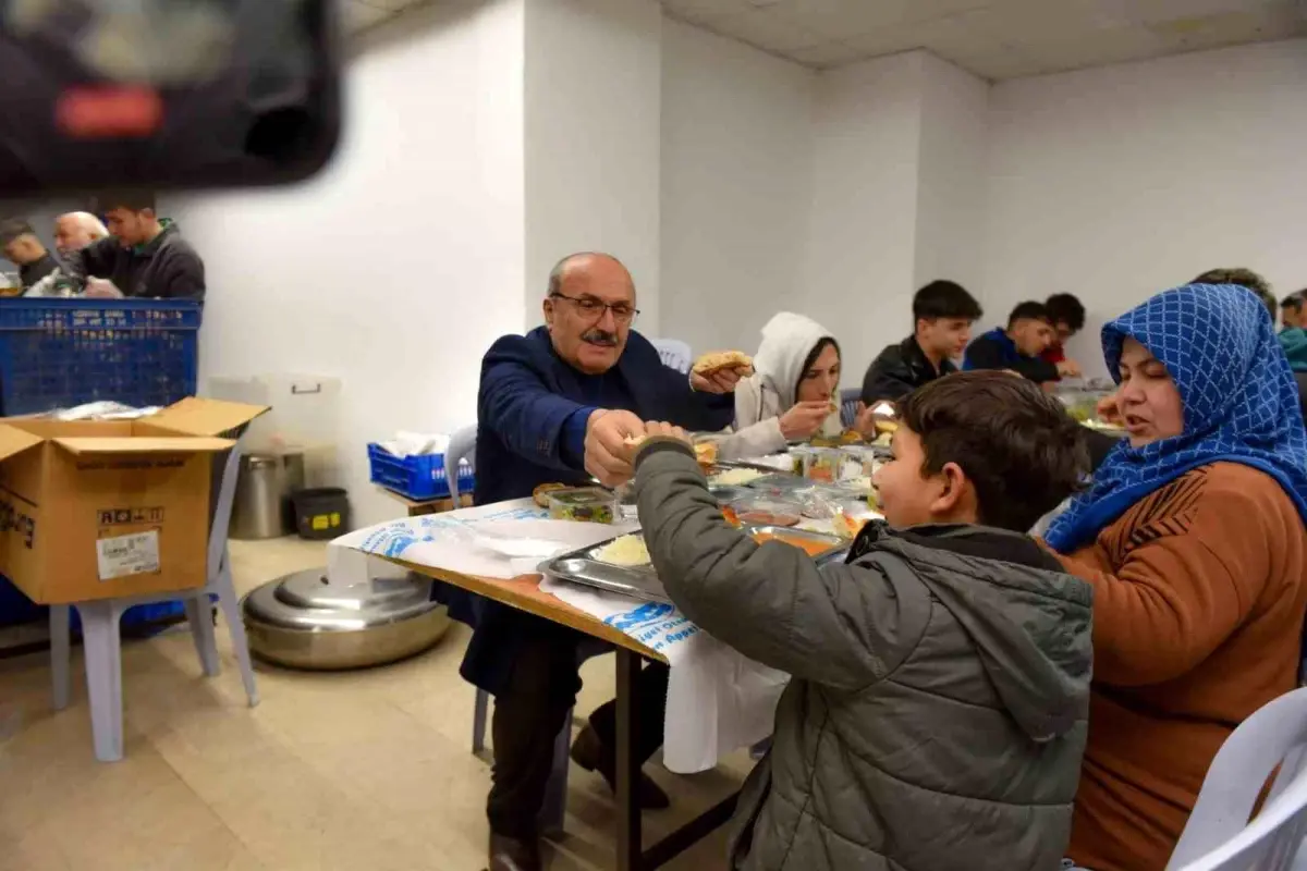 Taşköprü Belediye Başkanı Hüseyin Arslan, hayırseverlerin katkılarıyla kurulan iftar sofrasında