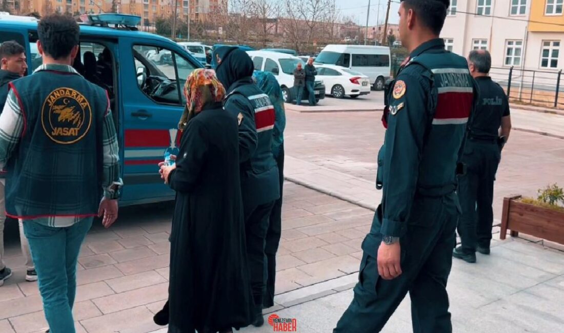 Yakın akrabayı öldürme kabahatinden haklarında katılaşmış mahpus cezası bulunan iki