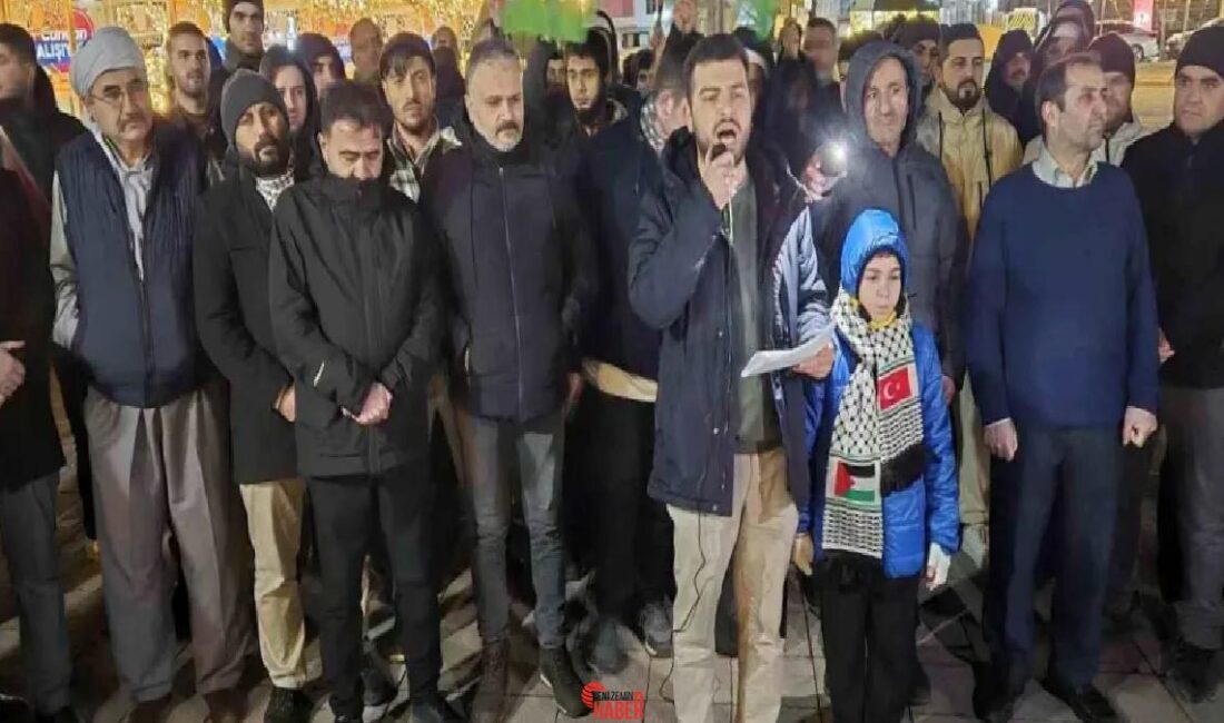 Tekirdağ'da teravih namazı sonrası toplanan vatandaşlar, İsrail'in Gazze'ye taarruzlarını protesto